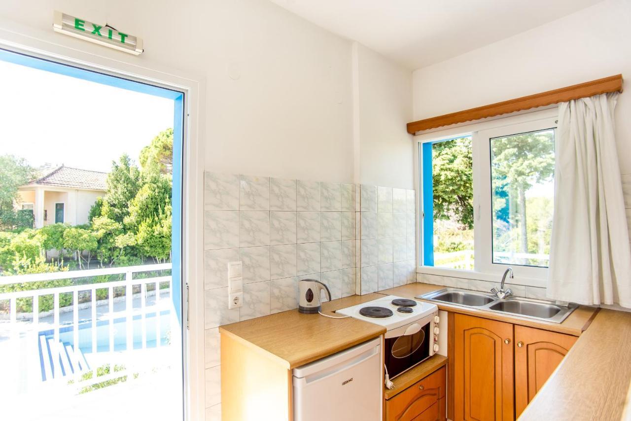 Blue White Apartments - Kefallonia Poolside Retreats Szpartiá Kültér fotó