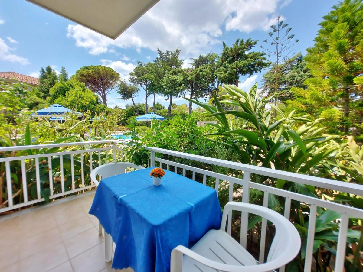 Blue White Apartments - Kefallonia Poolside Retreats Szpartiá Kültér fotó