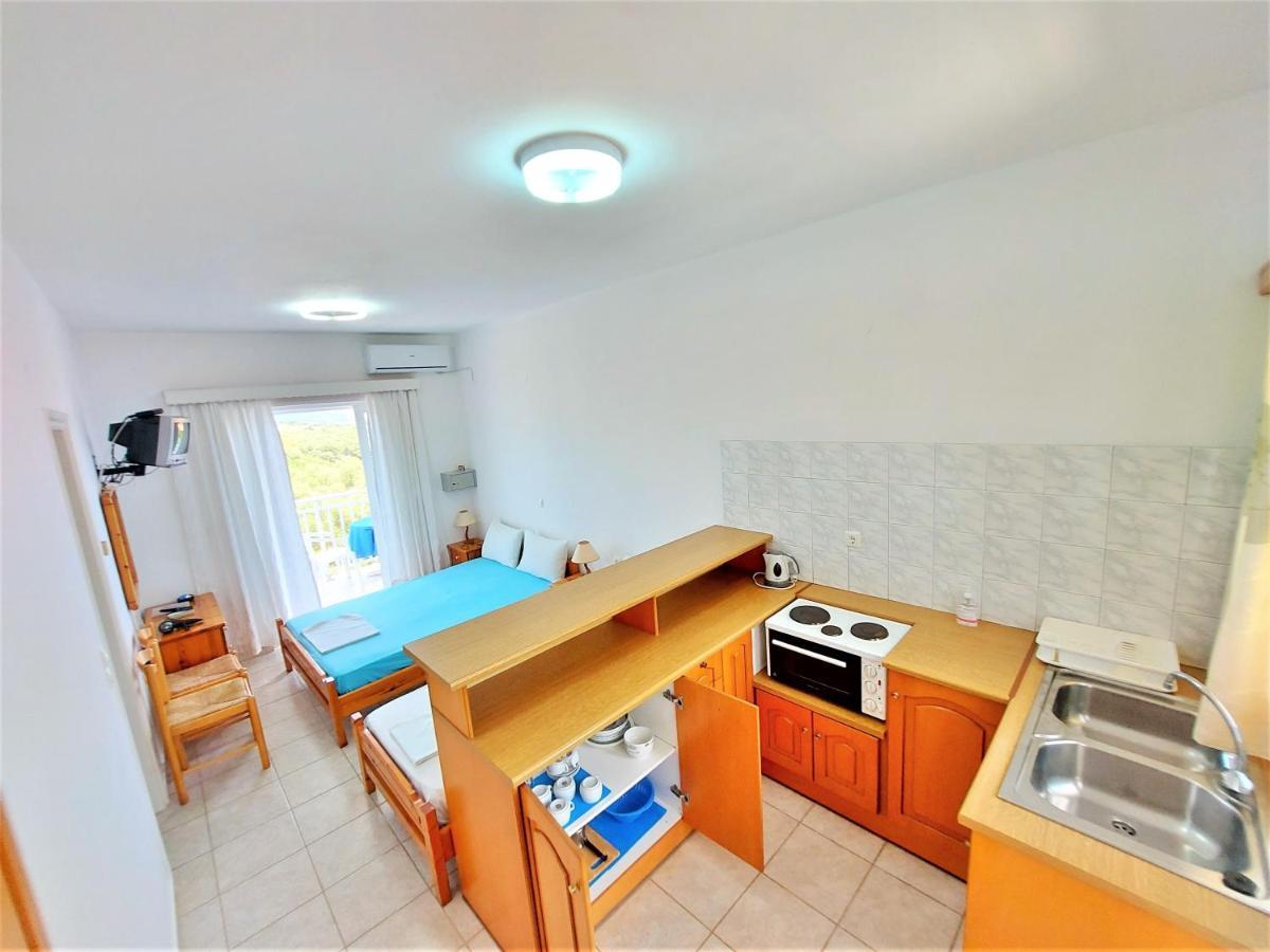 Blue White Apartments - Kefallonia Poolside Retreats Szpartiá Kültér fotó