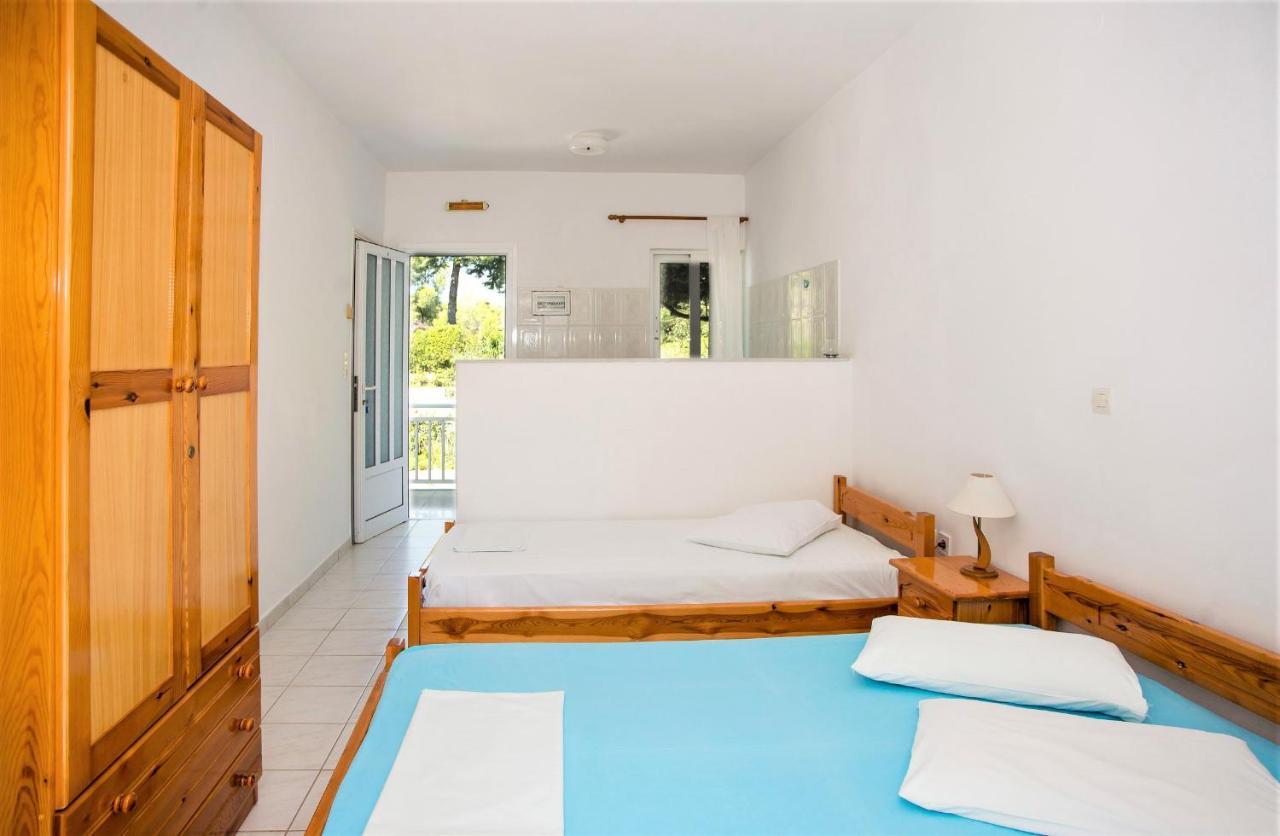 Blue White Apartments - Kefallonia Poolside Retreats Szpartiá Kültér fotó