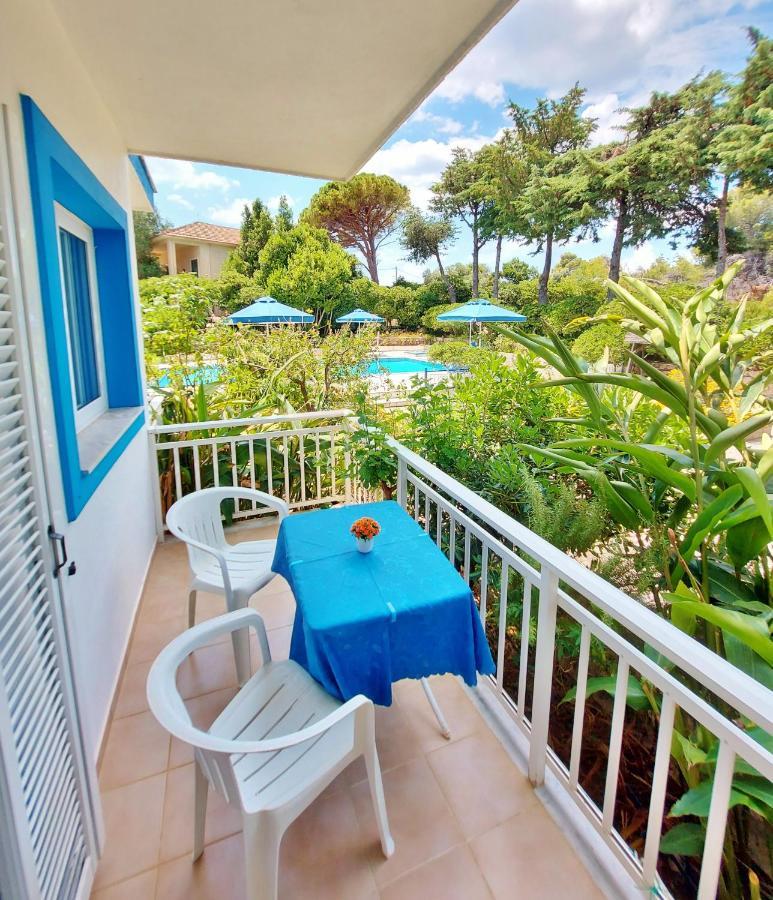 Blue White Apartments - Kefallonia Poolside Retreats Szpartiá Kültér fotó