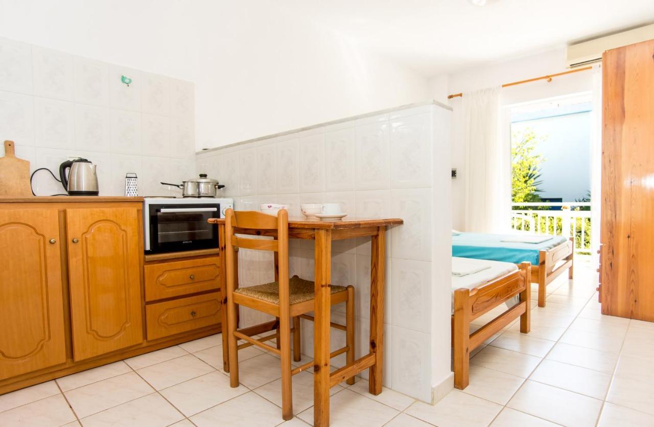 Blue White Apartments - Kefallonia Poolside Retreats Szpartiá Kültér fotó